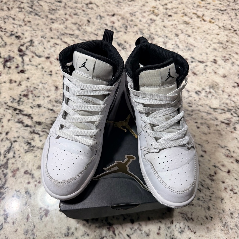 Jordan Retro 1s White/Black Kids